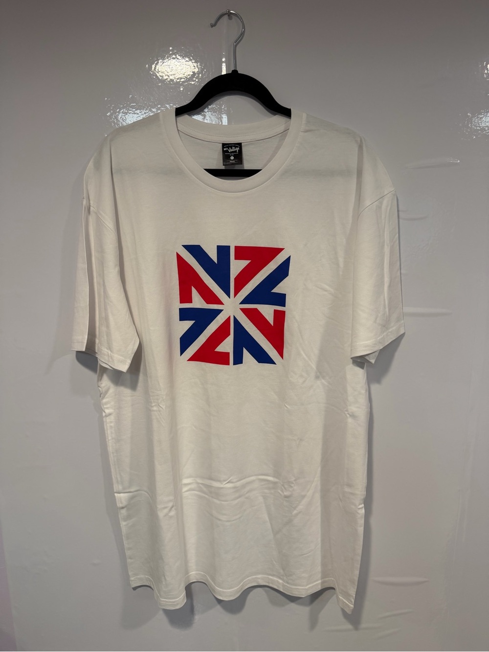 White New Zealand Graphic Crewneck‎ T-Shirt with Red & Blue Geometric Print